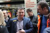 22.10.2014 - Wien Hauptbahnhof: přišel nás pozdravit představitel obchodního centra BahnhofCity Wien Hauptbahnhof © PhDr. Zbyněk Zlinský