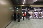 22.10.2014 - Wien Hauptbahnhof: scházíme se u dveří do zázemí © PhDr. Zbyněk Zlinský