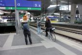 22.10.2014 - Wien Hauptbahnhof: perónová cyklistika © PhDr. Zbyněk Zlinský