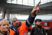 22.10.2014 - Wien Hauptbahnhof: DI Vinzenz Friedel Kroner vysvětluje opatření proti holubům © PhDr. Zbyněk Zlinský