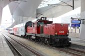 22.10.2014 - Wien Hauptbahnhof: 1063.012-7 projíždí se soupravovým vlakem s řídicím vozem 80-73 012-1 na konci © PhDr. Zbyněk Zlinský