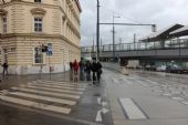 22.10.2014 - Wien: část výpravy odchází na prohlídku elektronického stavědla Wien Hauptbahnhof © PhDr. Zbyněk Zlinský