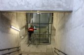 17.11.2014 - Ústí nad Orlicí: leštění výtahu z podchodu na 1. nástupiště © PhDr. Zbyněk Zlinský