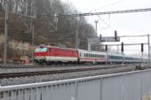 17.11.2014 - Ústí nad Orlicí: 350.003-0 přiváží 174 ''Jan Jesenius'' Budapest-Keleti pu - Hamburg-Altona, který ve stanici mimořádně zastaví © PhDr. Zbyněk Zlinský