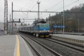 17.11.2014 - Ústí nad Orlicí: 80-30 012-6 (961.012-2) odjíždí v čele Os 5025 Pardubice hl.n. - Česká Třebová, na postrku 163.025-0 © PhDr. Zbyněk Zlinský