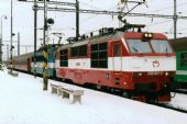 9.1.2004 - Košice: 350 002-2 a 362 015-0 na čele vlaku Os 7203 do Miškolca © Ondrej Krajňák