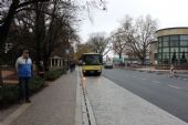 19.11.2014 - Poděbrady: autobus NAD za R 927 ''Cidlina'' Praha hl.n. - Trutnov hl.n. přijíždí na zastávku © PhDr. Zbyněk Zlinský