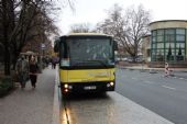 19.11.2014 - Poděbrady: autobus NAD za R 927 ''Cidlina'' Praha hl.n. - Trutnov hl.n. přijíždí na zastávku © PhDr. Zbyněk Zlinský