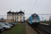 25.11.2014 - Všetaty: 80-30 005-0 v čele R 794 Kolín - Ústí nad Labem západ se 162.040-0 na postrku při čekání na přípoj © PhDr. Zbyněk Zlinský