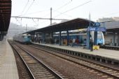 25.11.2014 - Ústí na Labem hl.n.: 451.001-2/451.002-0 přijíždí jako Os 6910 z Prahy, vpravo 440.006-5/441.006-4 na Os 6815 Most - Děčín © PhDr. Zbyněk Zlinský