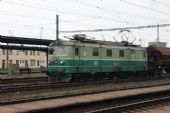 25.11.2014 - Nymburk hl.n.: 122.006-0 v čele nákladního vlaku čeká na volno © PhDr. Zbyněk Zlinský