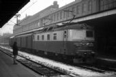 Vlak Rn 51510 v Hradci Králové, zadní část vlaku se řadí u rampy. 8. 12. 1982 © Pavel Stejskal