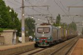 29.5.2008 - Dvojice lokomotiv E412 FS v čele nákladního vlaku do Německa projíždí zastávkou Rum © Josef Vendolský