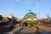 17.12.2014 - Hradec Králové hl.n.: 163.098-7 na Os 5605 do Chocně a 80-29 208-3 na Sp 1950 z Letohradu © PhDr. Zbyněk Zlinský