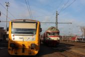 17.12.2014 - Týniště n.O.: 80-29 208-3/854.008-0 jako Sp 1953 do Letohradu, vlevo 814.149-1/914.149-0 na Os 5148 do Náchoda © PhDr. Zbyněk Zlinský