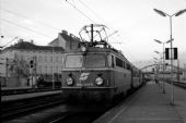 Lokomotiva ÖBB 1042.001 vjíždí do nádraží Westbahnhof (15.12.1989) © Pavel Stejskal