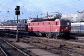 Lokomotiva ÖBB 1044.098 na nádraží Westbahnhof (15.12.1989) © Pavel Stejskal