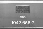 Označení a výrobní štítek lokomotivy ÖBB 1042.656 (15.12.1989) © Pavel Stejskal