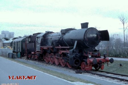 Parní lokomotiva ÖBB 52.7102, jako součást restaurace, umístěné v několika železničních vozech (15.12.1989) © Pavel Stejskal