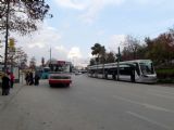 Konya, tramvaj Škoda 28T u zast. Alaaddin s Mercedesem místní MHD, 30.10.2014 © Jiří Mazal