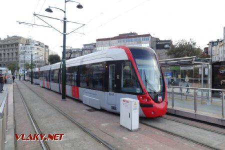 Istanbul, zast. Karaköy s tramvají Alstom Citadis X-04, 2.11.2014 © Jiří Mazal