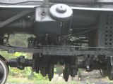 U lokomotívy valce do tvaru V poháňajú pozdĺžne kardany pod kotlom (august 2012) © Eugen Takács