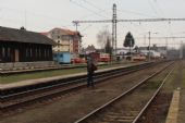 16.01.2015 - Chlumec n.C.: 810.512-4 jako přijíždějící Os 15655 Městec Králové - Chlumec n.C. v pozadí, kolejový hazardér v popředí © PhDr. Zbyněk Zlinský