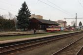 16.01.2015 - Chlumec n.C.: 810.512-4 jako přijíždějící Os 15655 Městec Králové - Chlumec n.C. v pozadí, kolejový hazardér v popředí © PhDr. Zbyněk Zlinský