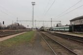 16.01.2015 - Chlumec n.C.: 163.233-0 přiváží R 944 Hradec Králové hl.n. - Praha hl.n., vpravo 163.078-9 s Os 5231 © PhDr. Zbyněk Zlinský