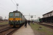 16.01.2015 - Chlumec n.C.: 163.233-0 na R 944 Hradec Králové hl.n. - Praha hl.n., vpravo 163.078-9 s Os 5231 do Hradce Králové hl.n. © PhDr. Zbyněk Zlinský