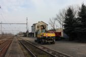 21.02.2015 - Opatovice n.L.-Pohřebačka: dvoucestné rypadlo O&K MHS.2 v popředí, pracovní vlak v pozadí © PhDr. Zbyněk Zlinský