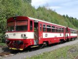 21.05.2005 - Radvanice: 810.550-4 a 015.197-7 jako Os 15760 Teplice n.M. - Trutnov při křižování © PhDr. Zbyněk Zlinský