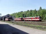 21.05.2005 - PJ Trutnov: 854.010-6, 854.014-8, 854.223-5 a v pozadí 854.005-6 čekají u depa © PhDr. Zbyněk Zlinský