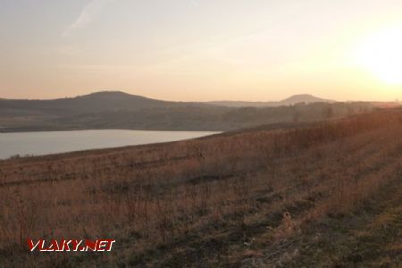 9.3.2015 - jezero Milada, Věšťanský vrch (vlevo) a Doubravka u Teplic (vpravo) © Marek Vojáček