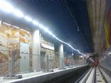 22.10.2014 - Warszawa: Dworzec Wilenski, zvlnění osvětlovací řady a ukázka obložení schodů © Aleš Lieskovský