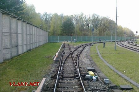 17.04.2014 - Warszawa: Západní konec zkušební tratě, kolej vpravo je pokračování vlečky (bez napájecí kolejnice) © Aleš Lieskovský