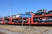 17.03.2015 - žst. Solnice: označení stanice na pozadí ložené soupravy s výrobky kvasinské automobilky © PhDr. Zbyněk Zlinský