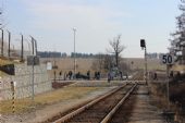 17.03.2015 - žst. Solnice: odpolední ruch na přejezdu P4118 a odjezdové návěstidlo SR se zastávkou v pozadí © PhDr. Zbyněk Zlinský