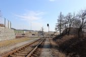 17.03.2015 - žst. Solnice: odpolední ruch na přejezdu P4118 a odjezdové návěstidlo SR se zastávkou v pozadí © PhDr. Zbyněk Zlinský