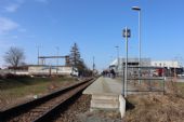 17.03.2015 - Solnice zast.: nástupiště s přejezdem P4118 v pozadí © PhDr. Zbyněk Zlinský