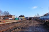 17.03.2015 - žst. Rychnov n.Kn.: stavební ruch a vůz 810.100-8 od přejezdu P4109 © PhDr. Zbyněk Zlinský