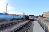 17.03.2015 - žst. Rychnov n.Kn.: 810.100-8 čeká na svůj výkon mimo nástupiště © PhDr. Zbyněk Zlinský