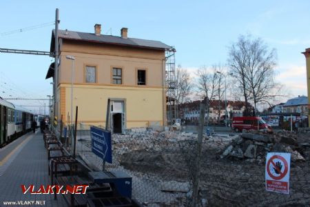 17.03.2015 - žst. Týniště n.O.: proluka po vestibulu výpravní budovy © PhDr. Zbyněk Zlinský