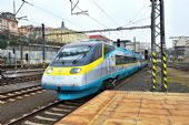 09.04.2015 - Praha hl.n.: 680.003 nastupuje na SC 503 ''Pendolino'' Praha hl.n. - Ostrava hl.n. © Jiří Řechka