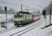 Sněhem oplácaná 151.006 v čele Ex Košičan dne 22.12.2005 u návěstidla 2471 © Pavel Stejskal