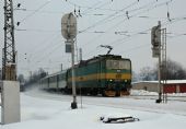 Okolo oddílových návěstidel v km 247,8 projíždí dne 31.1.2010 osobní vlak 5019 Pardubice – Č. Třebová s lokomotivou 163.084 © Pavel Stejskal