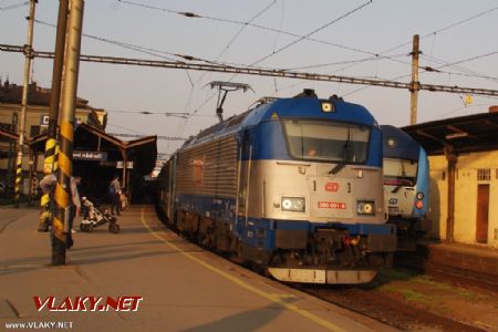 10.04.2015 - Brno hl. nádr.: Mám pekný úlovok. Jedničku z radu 380 © Ondrej Krajňák