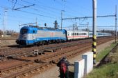 21.04.2015 - Choceň: 380.001-8 projíždí v čele EC 174 ''Jan Jesenius'' Budapest-Keleti pu - Hamburg-Altona, Karel filmuje © PhDr. Zbyněk Zlinský