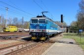 21.04.2015 - Choceň: souprava 80-30 017-5/163.025-0 odjíždí jako Os 5027 Pardubice hl.n. - Česká Třebová, vlevo MVTV 2-014 © PhDr. Zbyněk Zlinský