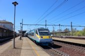 21.04.2015 - Choceň: 680.004 projíždí jako 7 min. zpožděný SC 580 ''Pendolino'' Praha hl.n. - Ostrava hl.n. © PhDr. Zbyněk Zlinský